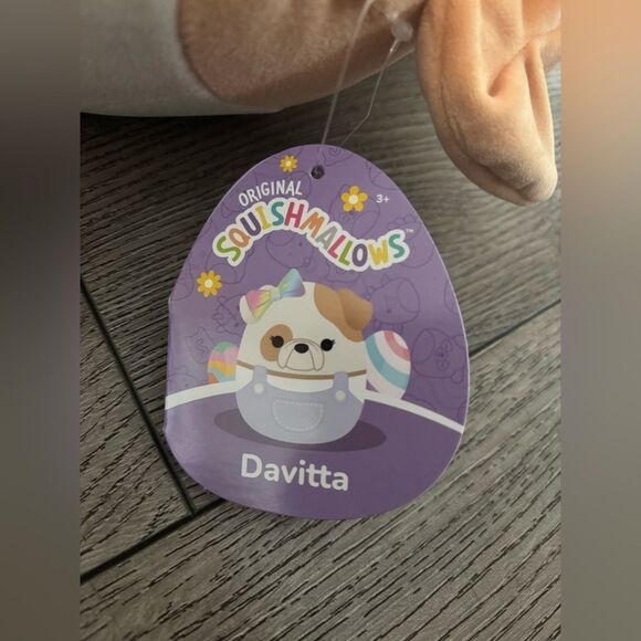Squishmallows Davitta Cute Plush Toy with Overalls and Bow - Picture 4 of 4